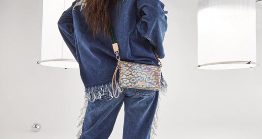 UPTOWN CROSSBODY, IRIS